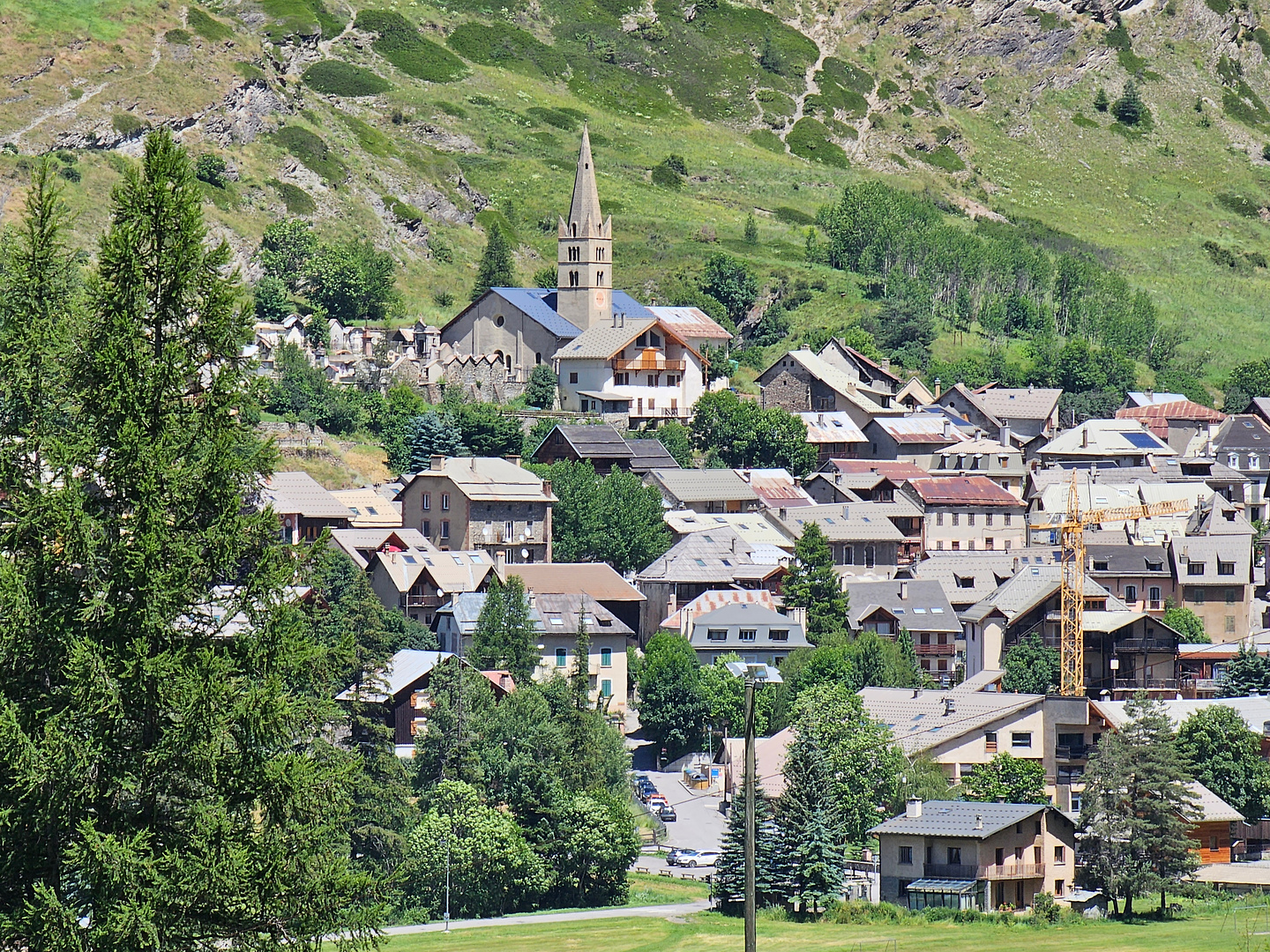 aiguilles-town.jpg